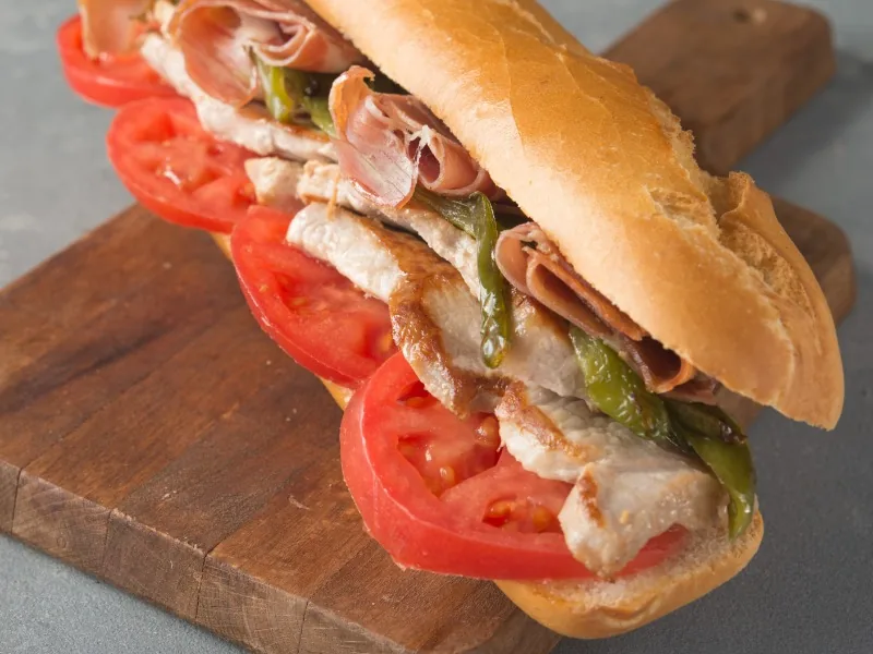 SERRANO DE POLLO / LOMO CON PATATAS FRITAS