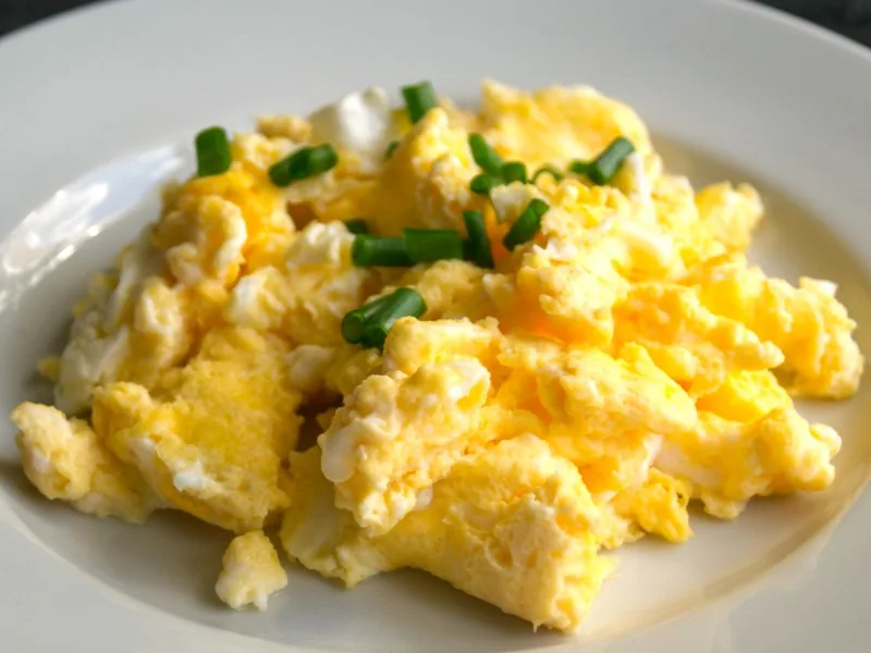 Arepa paisa con huevos revueltos