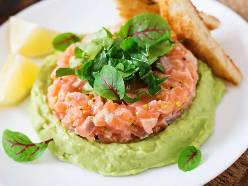 pure de habas con salmon y salsa de arandanos