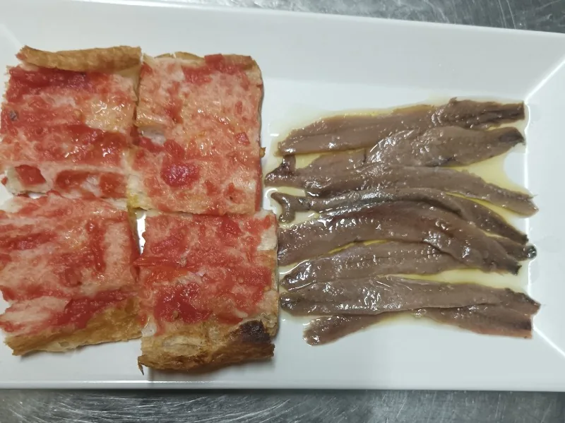 Anchoas del Cantábrico con pan de coca