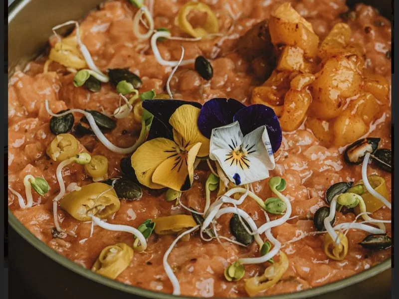 Tartar de salmón, mango y piparras