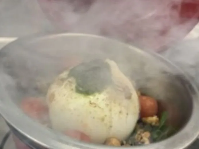 Burrata ahumada, tomate y pesto