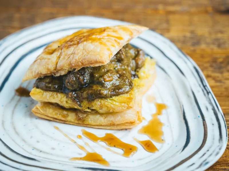 Iberian puff pastry with curry and chestnut cream