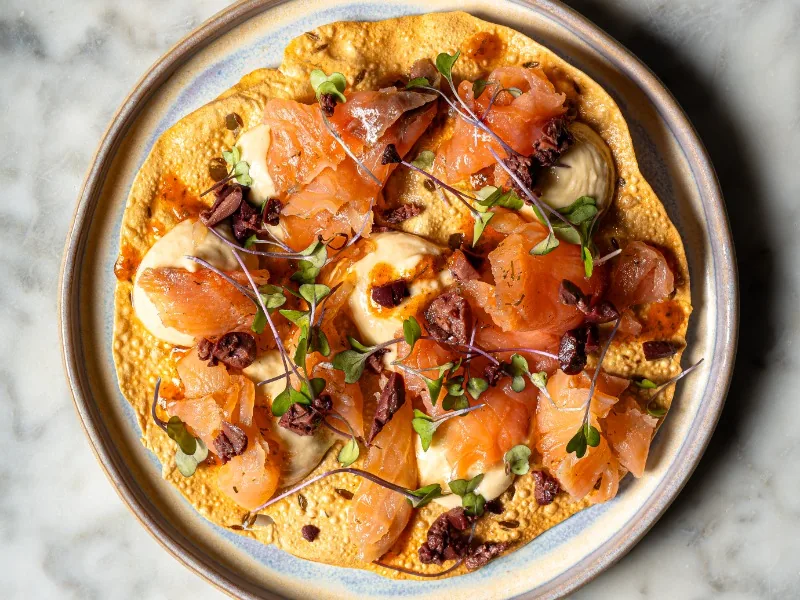 Papadam de salmón ahumado y hummus