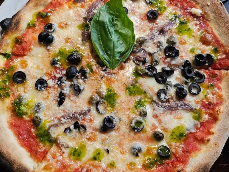 Pizza puttanesca