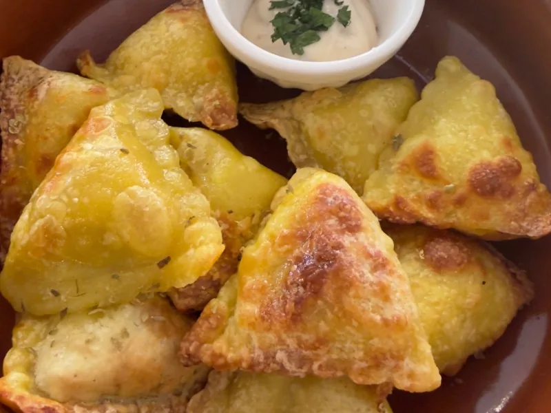 SAMOSA DE POLLO AL CURRY.