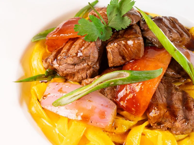 Fettuccine huancaína con Lomo Saltado