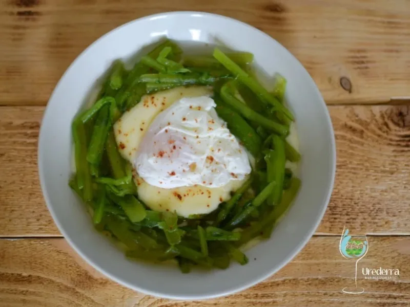 Bourrache avec purée de pommes de terre et œuf poché