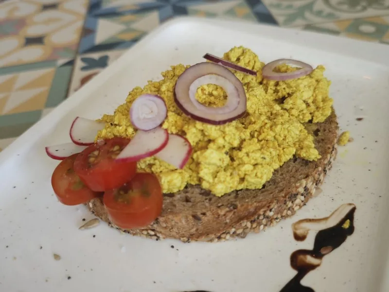 Tosta tofu revuelto