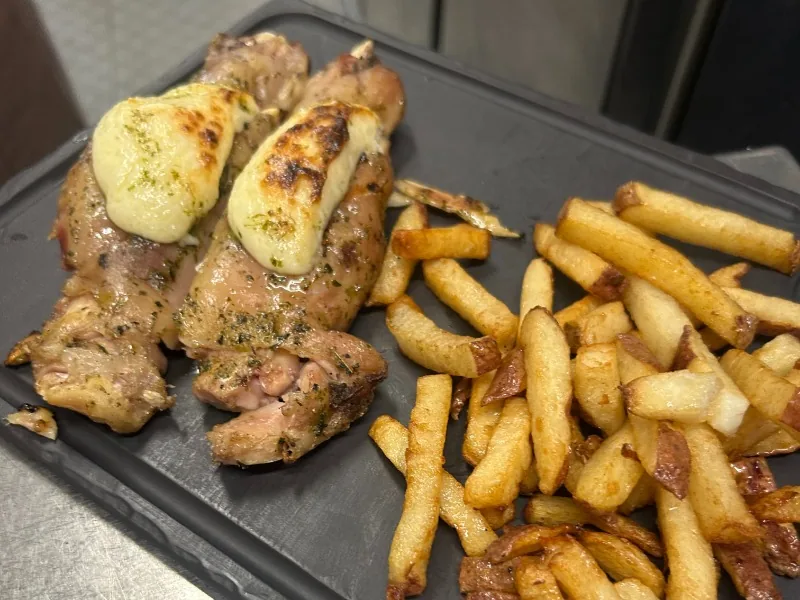 Pies de cerdo gratinados con allioli