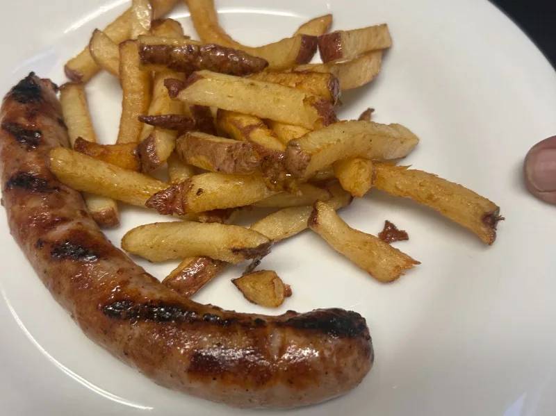 Butifarra con patatas fritas y allioli