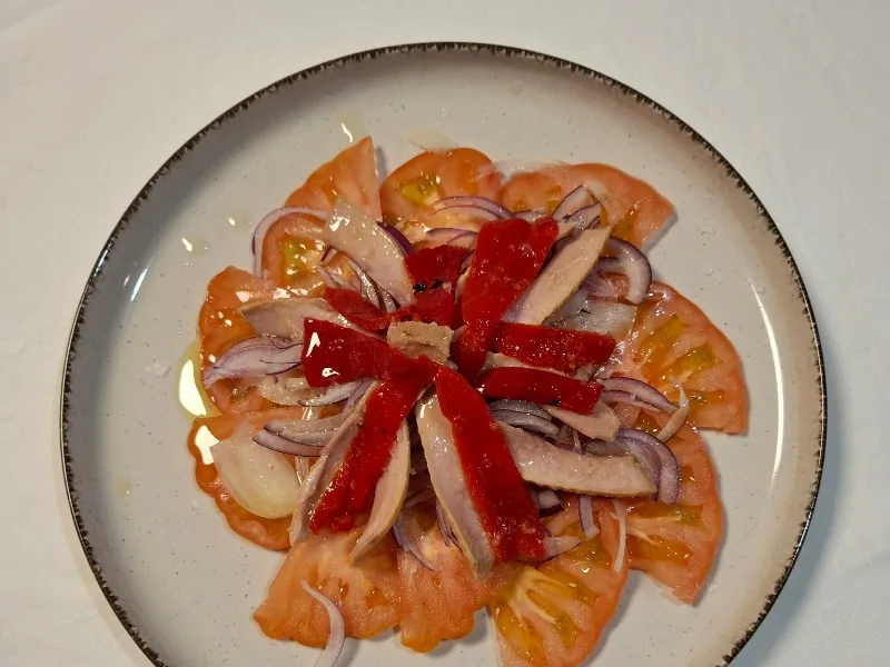 Ensalada de tomate, ventresca, pimiento de piquillo y cebolla