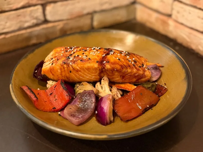 Teriyaki salmon with sautéed vegetables