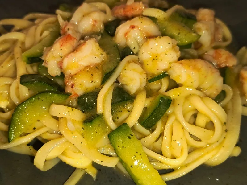 LINGUINE PRAWNS ZUCCHINI E ZAFFERANO (cheese is not served with this dish)