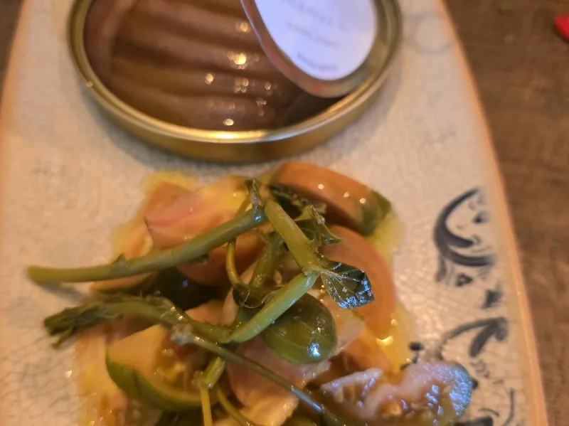 TOMATE DE TEMPORADA DE LA ZONA CON ANCHOAS ARTESANALES DE SANTOÑA "00"