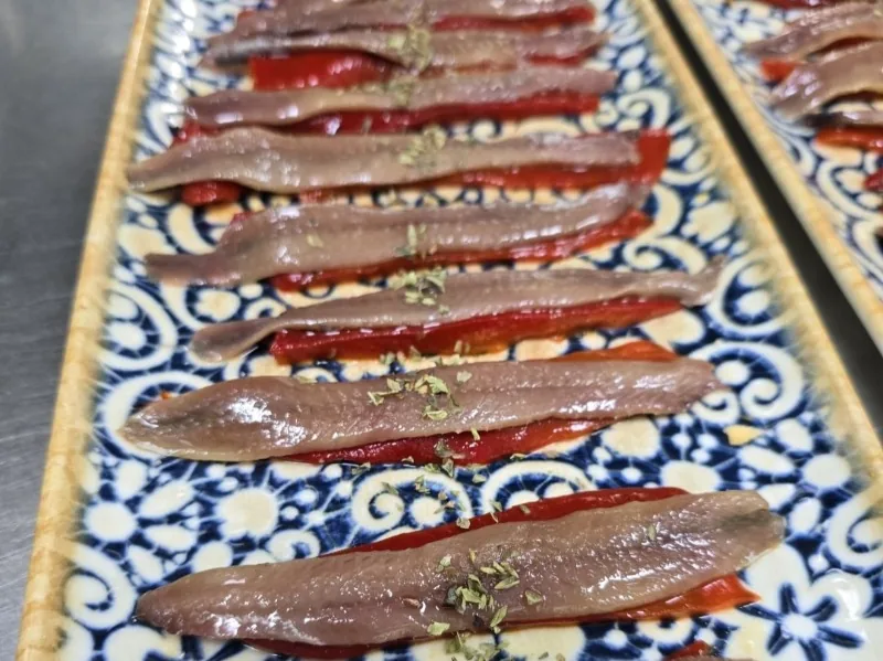 ANCHOAS ARTESANALES DE SANTOÑA "00" CON PIMIENTOS ASADOS A LA LEÑA