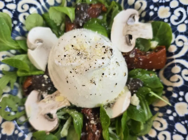 ENSALADA DE BURRATA CON CREMA DE TRUFA