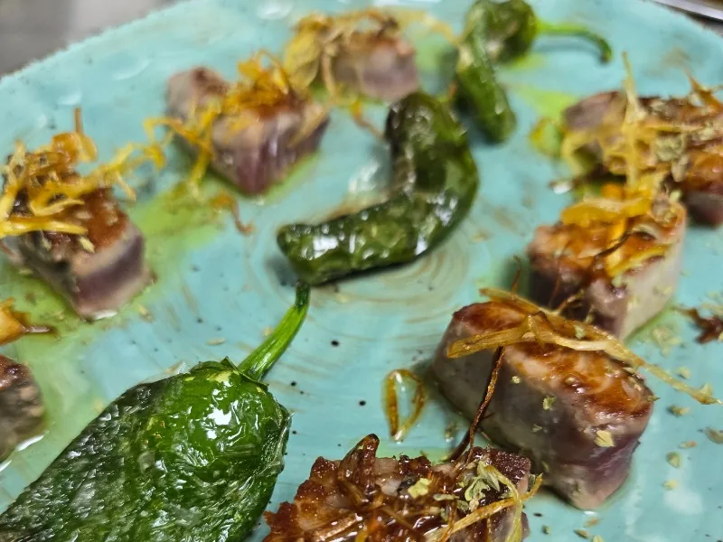 MORRILLO DE ATÚN  PLANCHA CON PUERROS CONFITADOS