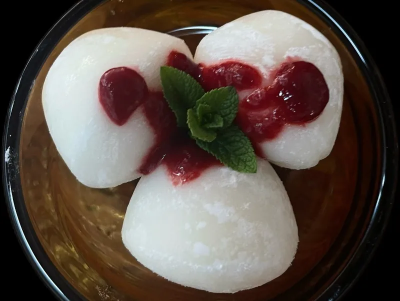 Mochi con salsa tibia de frambuesa