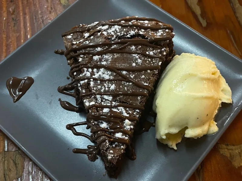 Brownie con helado