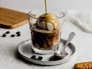 Affogato" se traduce como "ahogado" en Español.