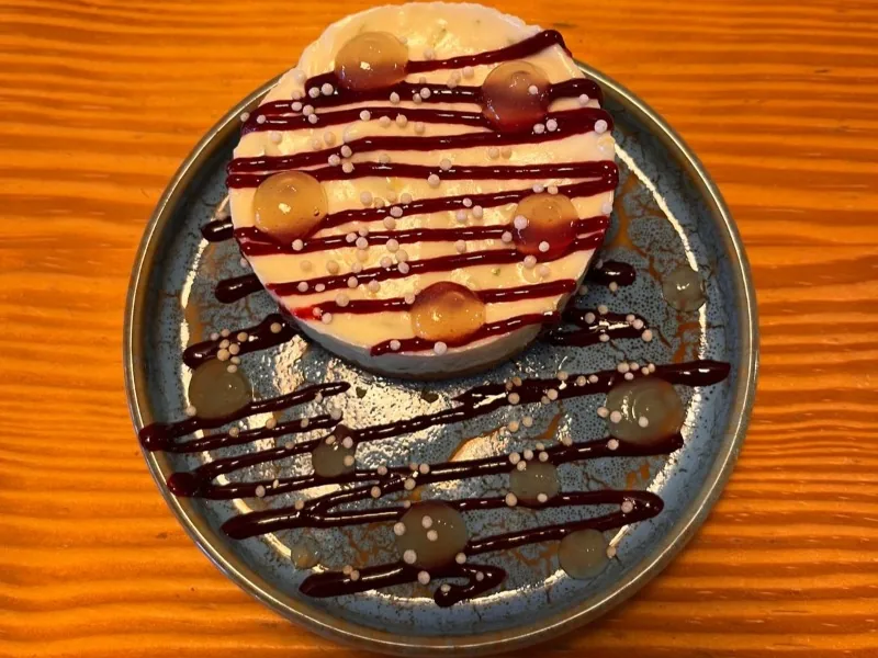 Cheesecake de limón, lima y yuzu con salsa de mora