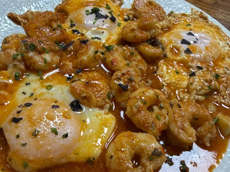Country-style broken eggs with garlic prawns and potatoes