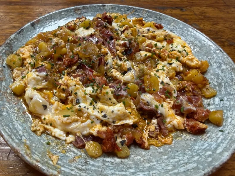 Creamy scrambled eggs with free-range and Iberian eggs