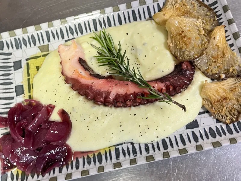 Pata de pulpo a la brasa con pure de patatas y gorgonzola