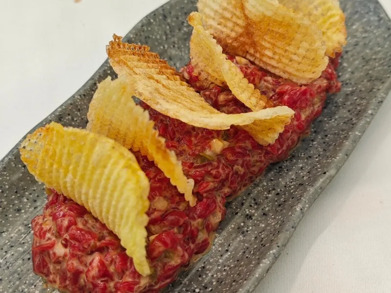 Steak tartar de solomillo de vaca con patatas rejilla