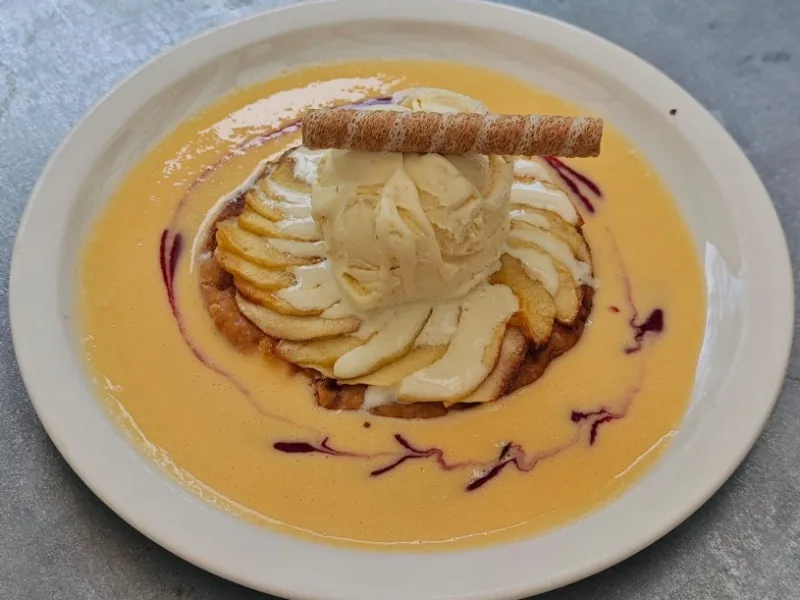 Tarta fina de manzana con helado de vainilla