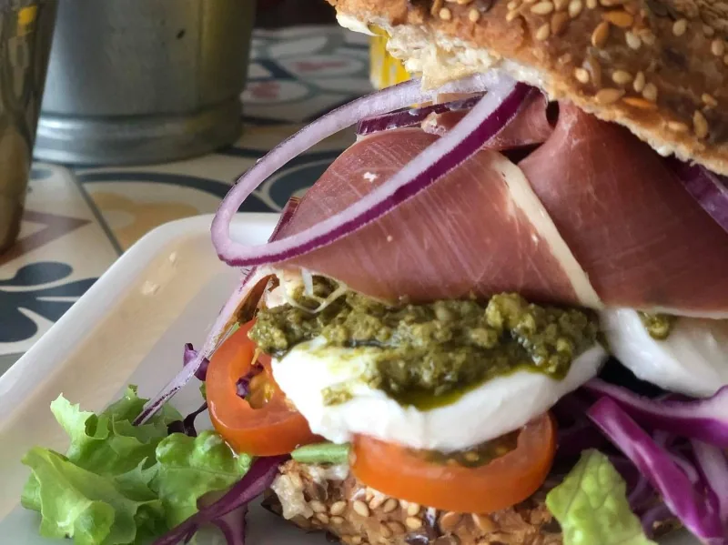 Mozzarella, Serrano y pesto