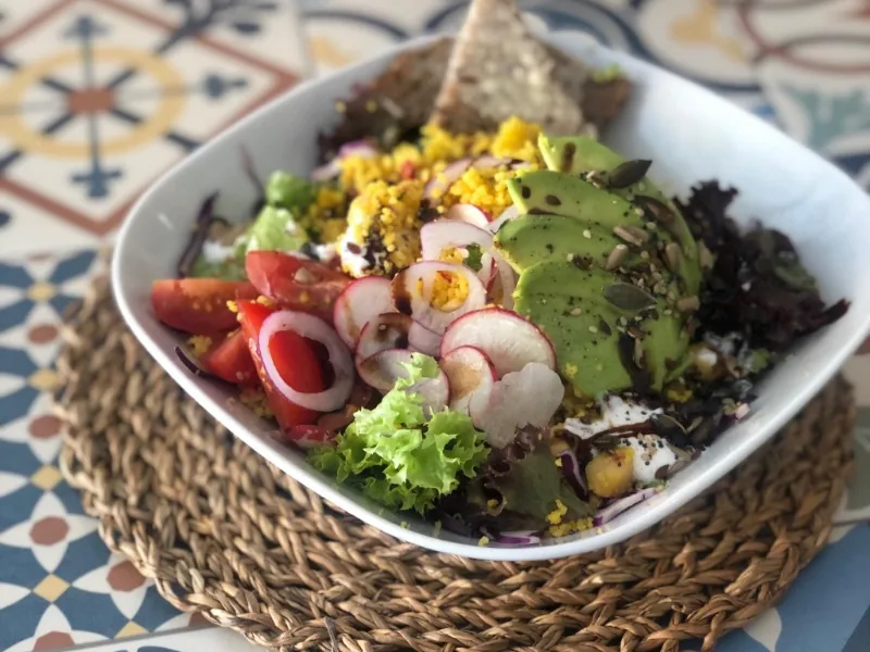 Ensalada vegetariana de Quinoa, verduras & aguacate