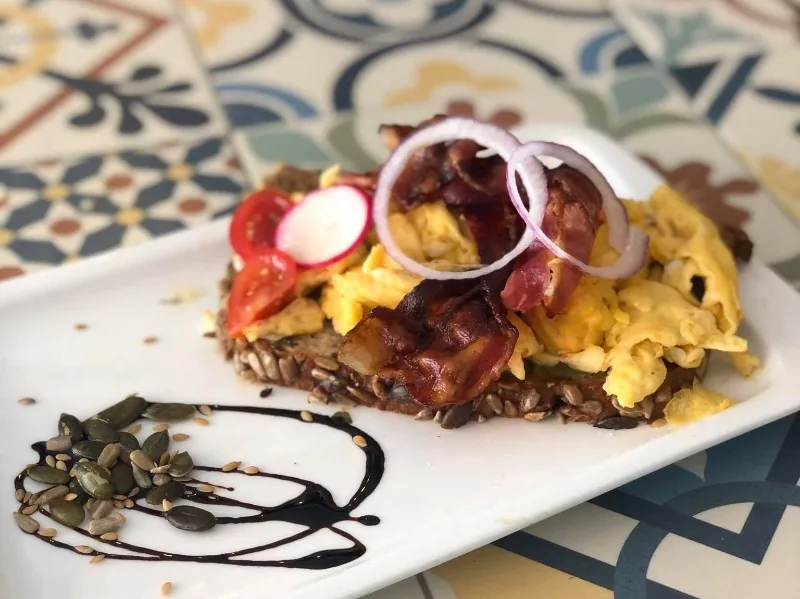 Tosta huevos revueltos y bacon